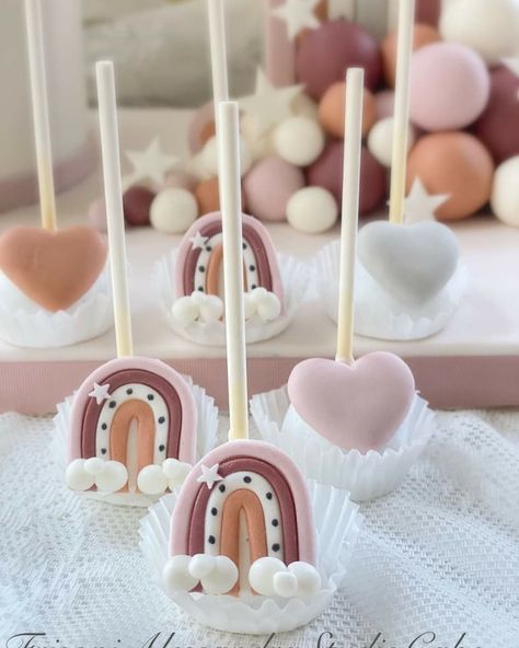 Boho Rainbow Party Food, Boho Rainbow Cake Pops, Baby Shower Arcoiris Decoracion, Rainbow Boho Birthday Party, Baby Shower Rainbow Theme, Boho Birthday Theme, Boho Cake Pops, Boho Rainbow First Birthday Party, Baby Shower Arcoiris