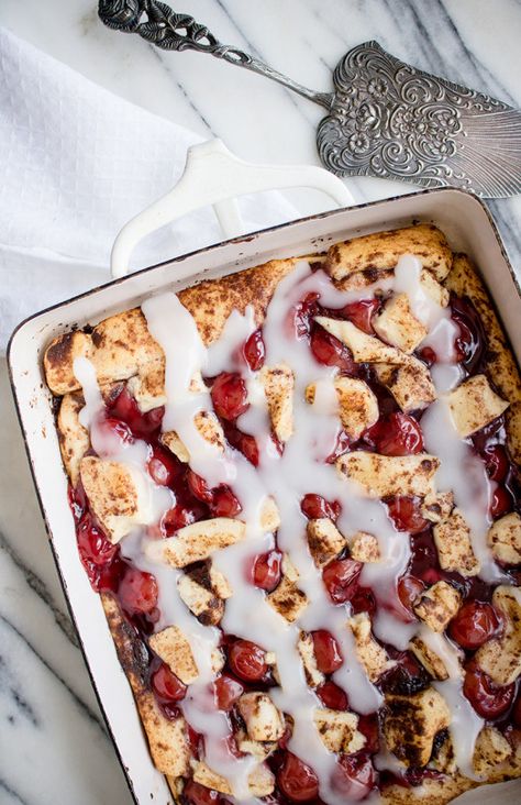 a Love a fare — Simple Cherry and Cinnamon Roll Cake Pillsbury Cinnamon Roll Recipes, Cinnamon Roll Casserole Recipe, Pie Filling Desserts, Cinnamon Roll Desserts, Good Peach Cobbler Recipe, Cherry Coffee Cake, Cherry Pie Filling Recipes, Cherry Food, Cherry Bread