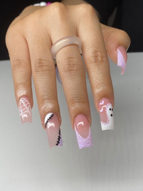 Halloween Frenchies Nails, Spooky Nails Square, Short Halloween Nails 2024, Halloween Nail Designs Square, Halloween Baddie Nails, Baddie Halloween Nails, Pink Spooky Nails, Girly Halloween Nails, Halloween Nails Square