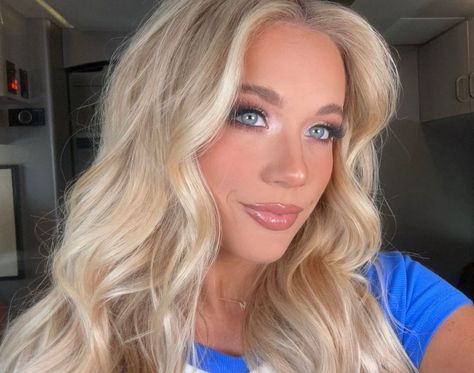 Megan Moroney Hair, Megan Moroney Wallpaper Lyrics, Megan Moroney Album Cover, Am I Okay? Megan Moroney, Megan Moroney Cma Awards, Makeup For Blondes, Cute Hair Colors, Blonde Hair Inspiration, Country Concert Outfit