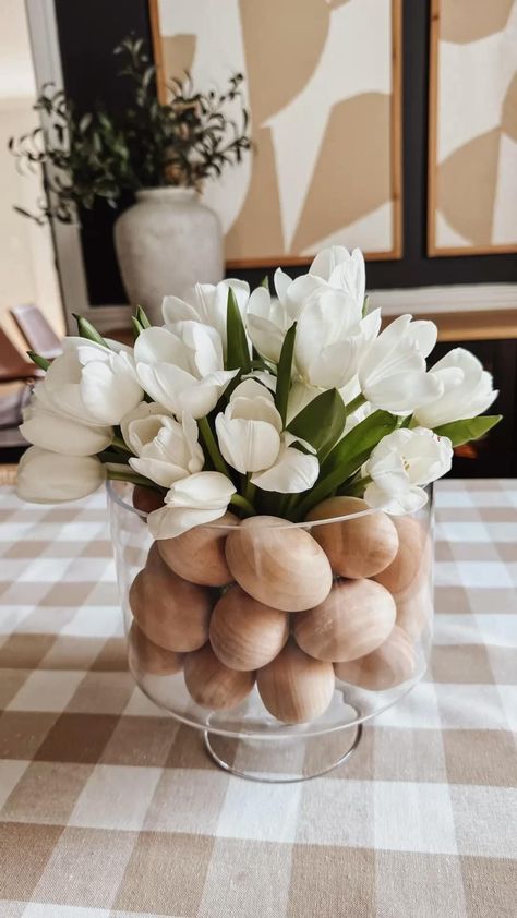 DIY Easter Centerpieces Easter Dinner Table Decor, Easter Dinner Table Setting, Easter Dinner Table Decorations, Diy Easter Centerpieces, Neutral Easter Decor, Easter Brunch Tablescape, Neutral Easter, Tulip Centerpiece, Easter Centerpieces Diy