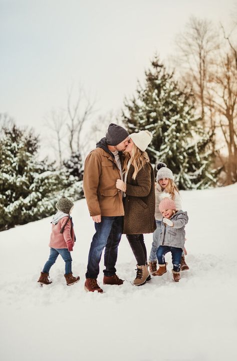 Snowy Lifestyle Family Photo Session in Lafayette, Indiana Winter Western Family Photos, Winter Family Pictures Outdoor, Family Snow Pictures Outfits, Snowy Family Photoshoot, Snow Family Photoshoot Outfits, Winter Snow Family Photos, Snowy Family Pictures, Outdoor Winter Family Photoshoot Outfits, Family Winter Pictures