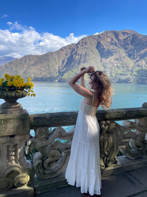 Verona Picture Ideas, Lake Como Dress, Lake Como Pictures, Lake Como Style, Lake Como Picture Ideas, Lake Como Fashion, Lake Como Photo Ideas, Milan Fits, Lake Como Outfit