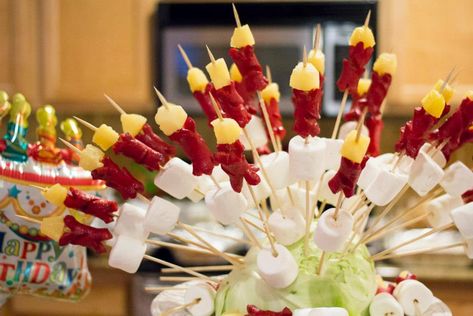 Hotdogs for kids' party Hotdog On Sticks Ideas, Marshmallow Sticks, Hot Dogs, Birthday Ideas, Kids Party, Presentation, Cake, Birthday, Quick Saves