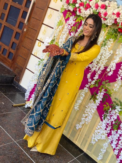 Haldi Drees Pic, Yellow Punjabi Suit For Haldi, Haldi Punjabi Suit, Yellow Plazo Suit For Haldi, Yellow Punjabi Suit Party Wear, Yellow Kurti Color Combinations, Yellow Salwar Suit For Haldi, Yellow Pakistani Suits, Yellow Suit For Haldi Function