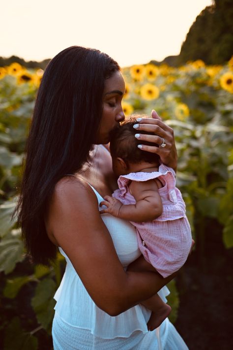 Sunflower Newborn Pictures, Baby Sunflower Photoshoot, Family Sunflower Photoshoot, Malaysia Flower, Sunflower Shoot, Sunflower Photos, Goddess Photoshoot, Sunflower Field Pictures, Infant Photos