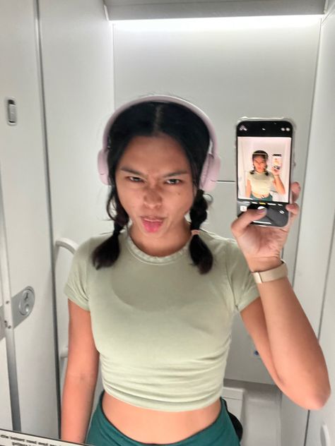 Airplane Bathroom Selfie, Airplane Photoshoot Ideas, Travel Selfie Ideas, Flight Photo Ideas, Airport Photos Ideas, Airplane Photo Ideas, Airplane Fits, Airplane Selfie, Airplane Bathroom