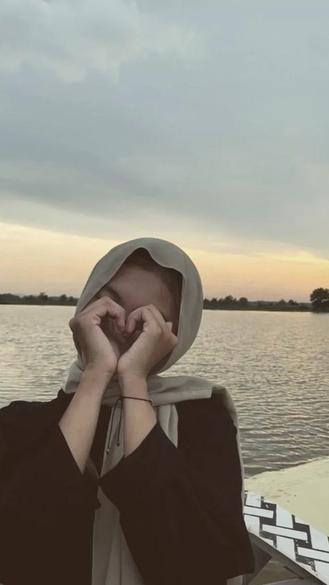 Ootd Hijab Style, Aesthetic Hijab, Ootd Poses, Goddess Aesthetic, Foto Aesthetic, Hijab Aesthetic, Hijabi Aesthetic, Selfie Poses Instagram, Photography Posing Guide