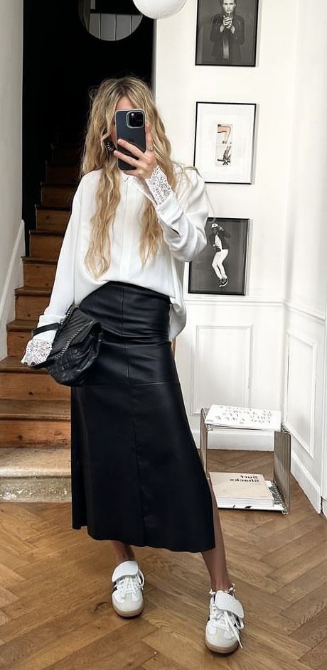 Leather Skirt And Sneakers Outfit, Leather Skirt And Sneakers, Skirt And Sneakers Outfit, Leather Street Style, Total Girl, Leather Outfits, Skirt And Sneakers, Style Steal, Style Edit