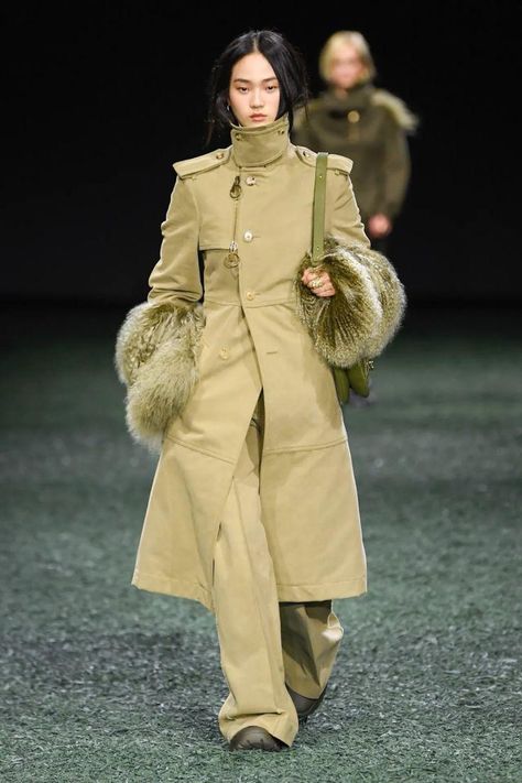 Fall Fashion 2024 Women Trends, Burberry Trench Outfit, Burberry Fashion Show, Trench Outfit, 2024 Runway, Textures Fashion, Fall Runway, Winter Fashion Outfits Casual, Spring 2025