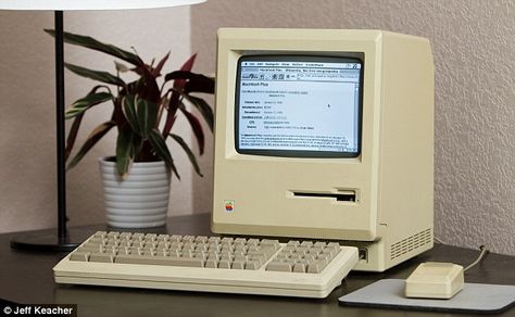 Macintosh Computer, Computer Apple, Old Computer, Apple Macintosh, Windows 98, Old Technology, Apple Computer, Old Computers, American Literature