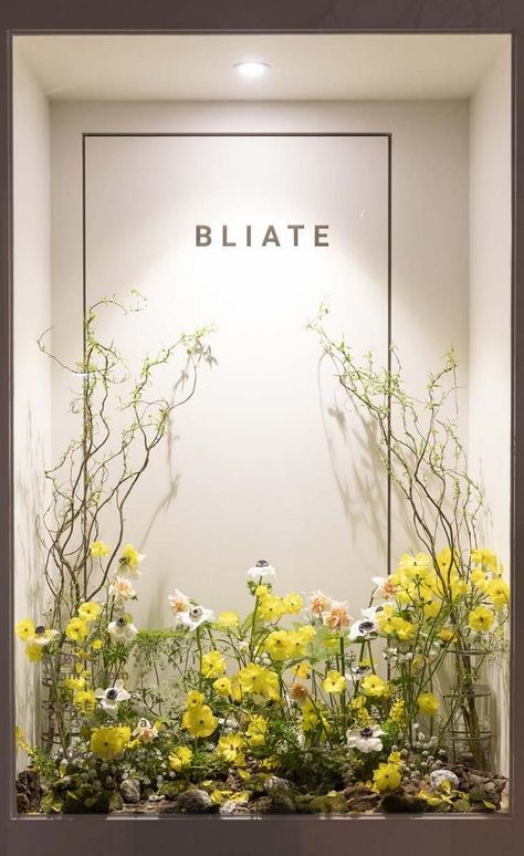 Spring Window Display, Florist Studio, Easter Flower Arrangements, Window Display Design, Flower Installation, Store Interiors, Flower Store, Lighting Showroom, Shop Window Displays