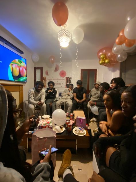 Black Friend Group Sleepover, Kickback Party Aesthetic, House Party Aesthetic, Friend Group Pictures, Friend Groups, Happy 20th Birthday, Cabin Trip, Hand Tattoos For Girls, Hotel Party