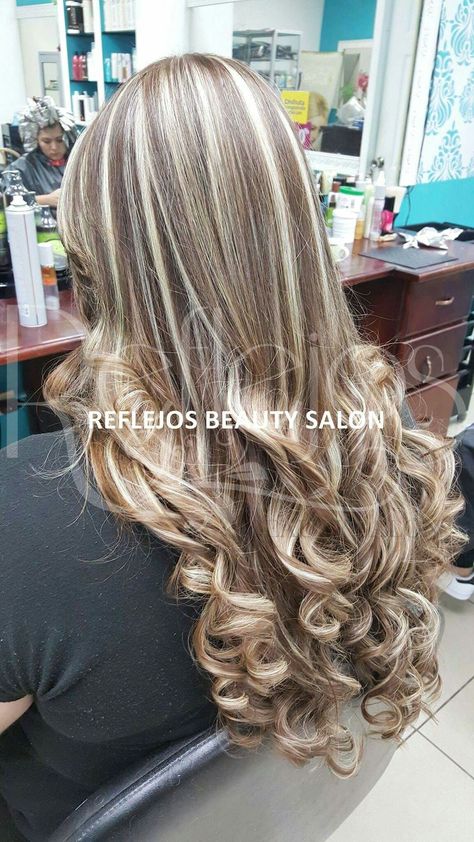 Mechas beige sobre base rubia Mechas Color Beige, Carmel Hair Color, Glamorous Wedding Hair, Blonde Hair With Roots, Honey Blonde Hair Color, Frosted Hair, Mushroom Hair, Beige Hair, Silver Blonde Hair