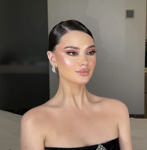 Prom Nails Black Dress, Grad Makeup Looks, Natural Soft Glam Makeup, Glowy Glam, Grad Makeup, Bronze Makeup Look, Maquillage On Fleek, Gold Makeup Looks, Light Makeup Looks