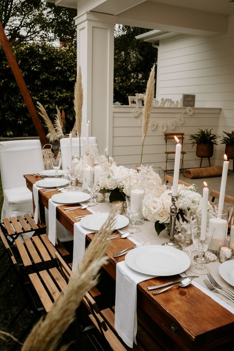 Backyard Wedding Table Decor, Picnic Company, Neutral Wedding Decor, Minimalist Wedding Reception, Very Small Wedding, Backyard Wedding Decorations, Small Weddings Ceremony, Small Backyard Wedding, Intimate Gathering