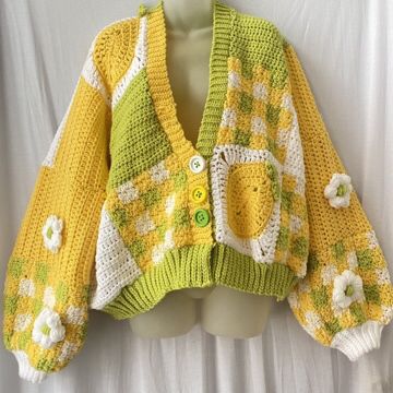 Crochet Fruit Cardigan, Cool Crochet Designs, Cute Crocheted Things, Crochet Cute Clothes, Crochet Strawberry Sweater, Crochet Strawberry Cardigan, Crochet Ideas Clothes, Crochet Clothing Ideas, Crochet Cute Things