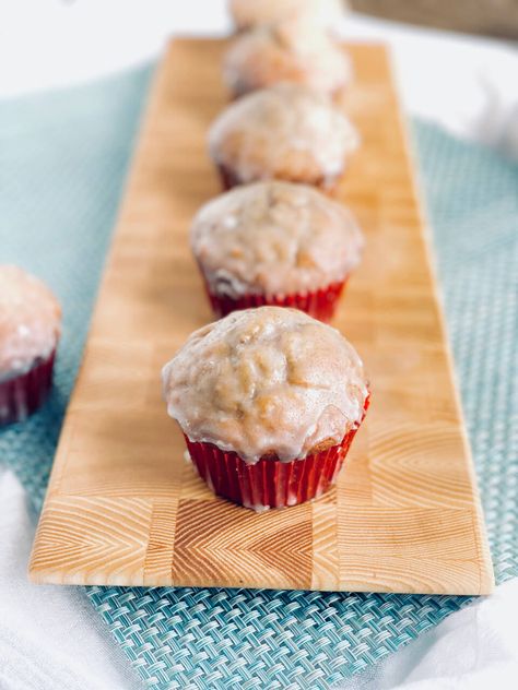 Old Fashioned Donut Muffins are just as good as your favorite doughnut but in muffin form. Double dipped in the glaze for muffin perfection! Country Sampler Farmhouse, Easy Breakfast Muffins, Breakfast Scones, Custard Cake Recipes, Old Fashioned Donut, Powdered Sugar Glaze, Coffee Cake Recipes Easy, Breakfast Muffin, Chocolate Glazed Donuts