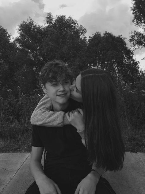 Teenage Couples Photography, True Connection, Cute Country Couples, Teenage Couples, Couple Goals Teenagers Pictures, Couple Picture, Couple Goals Teenagers, Friend Poses Photography, Couple Picture Poses