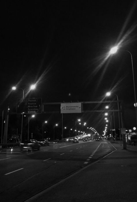 Dark Street Aesthetic, Aesthetic Cars, Street Aesthetic, Dark Street, Black And White Picture Wall, Dark Images, Cute Black Wallpaper, Dark Paradise, Street Lights