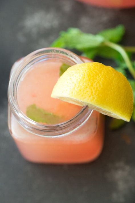 Alcoholic Lemonade Drinks, Watermelon Mint Lemonade, Mint Lemonade Recipe, Save Myself, Lemonade Smoothie, Lime Lemonade, Mint Drink, Homemade Lemonade Recipes, Mint Lemonade