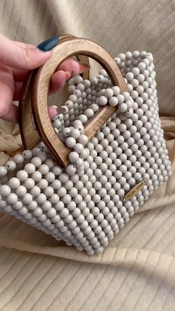 Beaded Pearl Bags, Latest Beaded Bag Designs, Pearl Bag Diy Tutorial, Bag Beads Handbags, Latest Bead Bag Design, Hand Beaded Bag, Pearl Bag, Beaded Handbag, Beads Bracelet Design