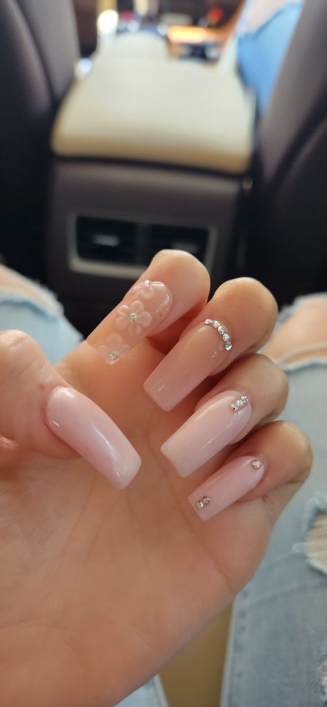 Nail Art Designs Jewels, Mail Ideas With Diamonds, Natural Pink Nails With Rhinestones, Fake Nails With Gems, Nail Designs With Rhinestones Simple, Short Nails With Diamonds Rhinestones, Simple Gem Nails Rhinestones, Mail Gem Designs, Flower Nails With Gems