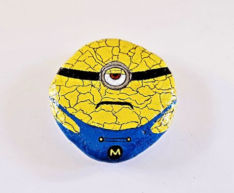 Minions Despicable Me rock painting Up for grabs in the Etsy store www.etsy.com/shop/rtsyaustralia Worldwide shipping #minions #mega minion #despicableme #minion #etsysellersoﬁnstagram #etsyhandmade #etsyfinds #etsyartist #rtsyaustralia #Australia #rockartistsofinstagram #rockart #rock painting Bauble Painting, Halloween Minions, Minion Painting, Minion Rock, Minion Halloween, Minions Despicable Me, Rock Artists, Pet Rocks, Despicable Me