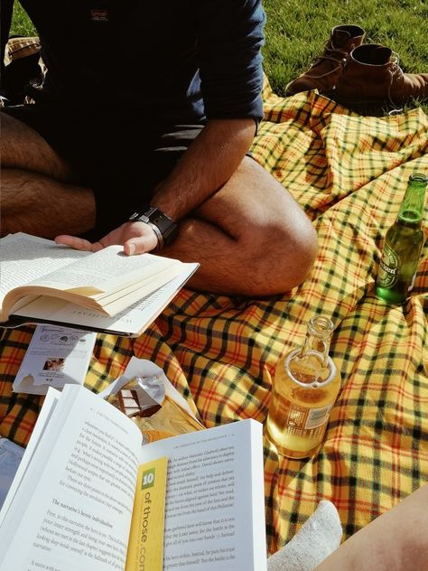 Reading Date Aesthetic Couple, Reading Dates Aesthetic, Summer Date Night Aesthetic, Reading Couple Aesthetic, Park Reading Aesthetic, Men Reading Aesthetic, Reading In A Park Aesthetic, Reading Date Aesthetic, Couples Reading Together