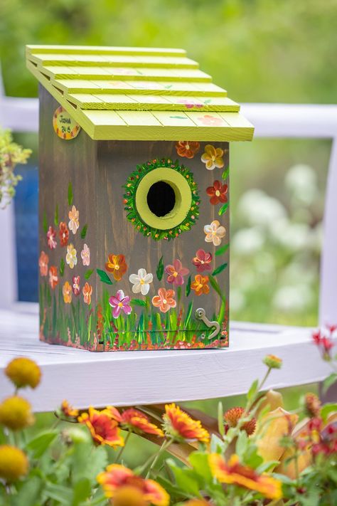 Hand Painted Birdhouses, Homemade Bird Houses, Birdhouse Craft, Bird Houses Ideas Diy, Bluebird House, Bird Houses Painted, Birdhouse Designs, Decorative Bird Houses, Bird Houses Diy