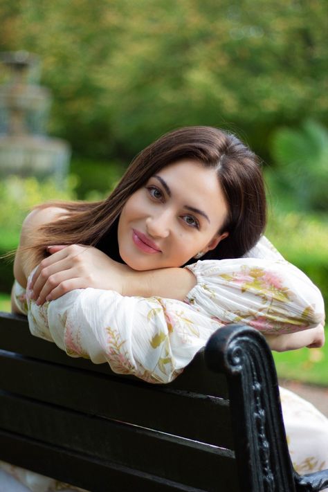 Beautiful model, beautiful eyes, bench, ideas for posing, beautiful picture, portrait,park, autumn, brunette. Autumn Brunette, Woman Photoshoot Poses, Autumn Photography Portrait, Autumn Photoshoot, Senior Photoshoot Poses, Outdoor Portrait Photography, Senior Portraits Girl, Portrait Of Woman, Bench Ideas