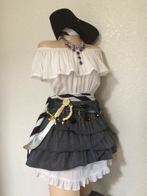 Halloween Pirat, Pirates Fashion, Pirate Halloween Costume, Pirate Girl Costume, Female Pirate, Female Pirate Costume, Geeky Clothes, Pirate Wench Costume, Diy Costumes Women