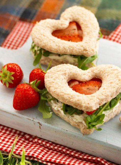 Sandwich Recipes For Kids, Sandwich Shapes, Strawberry And Cream, Heart Shaped Food, Picnic Snacks, Valentines Snacks, Healthy Sandwich Recipes, Afternoon Tea Recipes, Healthy Sandwiches