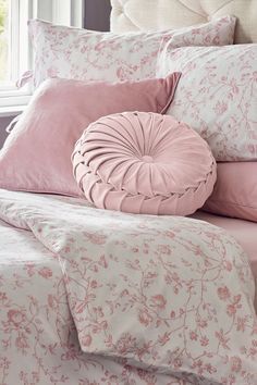 Pink Bedroom Accessories, Blush Pink Bedroom, Laura Ashley Bedding, Girly Apartments, Girly Apartment Decor, Floral Bedroom, Feminine Bedroom, Pink Bedding, Pink Bedroom