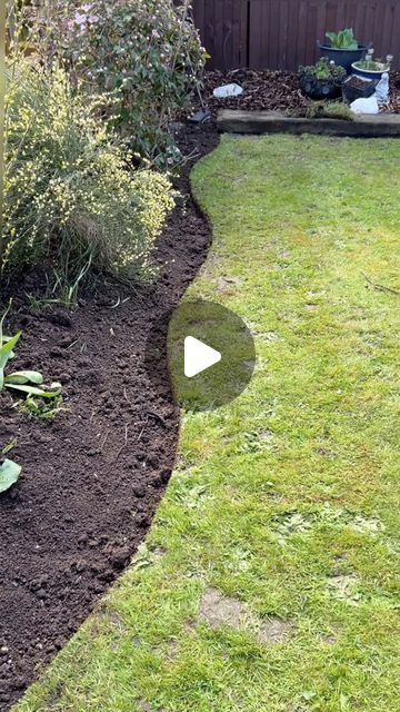 Curved Edging Landscape, Lawn Ideas Landscaping Front Yards, Curvy Garden Design, Curved Garden Edging, Lawn Ideas, Curved Garden Design, Curved Lawn, Garden Edge, Lawn Edging Ideas