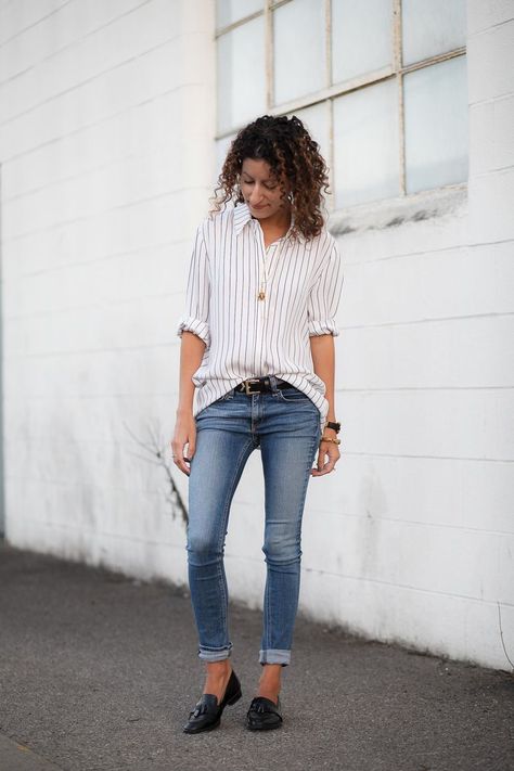 How (And Why) To Front Tuck Front Tuck Shirt How To, Shirt Tucked In Front Only, Front Tuck Shirt, French Tuck, Early Adopters, Tee Shirt Fashion, Front Tuck, Boho Tunic Tops, Petite Style