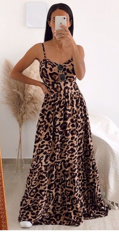 f4a4da9aa7eadfd23c7bdb7cf57b3112desc51422951ri Classy Maxi Dress, Pink Dress Fashion, Parisian Outfits, Flowy Dress Long, Leopard Fashion, Wardrobe Tips, Outfits Chic, Nice Style, Cute Blouses