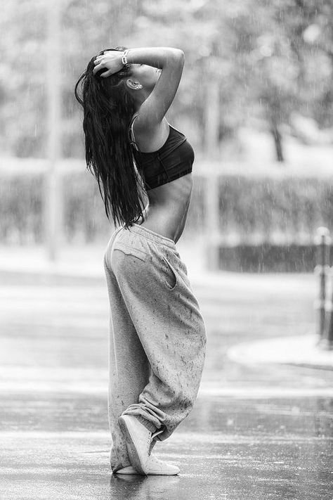 i want sweats like these Shotting Photo, Foto Tips, Foto Art, Dancing In The Rain, Jolie Photo, In The Rain, Dance Outfits, The Rain, Umbrella