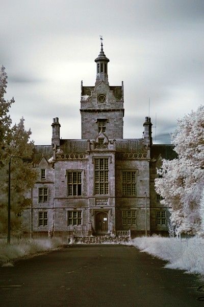 Haunted Asylums, Abandoned Structures, Abandoned Hotels, Lunatic Asylum, Old Hospital, Abandoned Asylums, Abandoned Hospital, Spooky Places, Forgotten Places