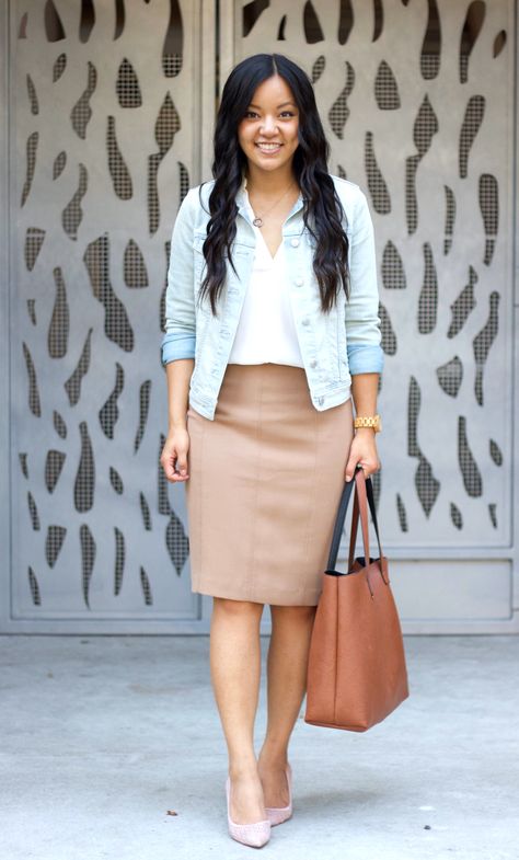 Tan Skirt Outfit, Tan Skirt Outfits, Denim Jacket Outfit Spring, Outfits Jean, Outfit Jean, Comfy Blouse, Denim Jacket Outfit, Spring Work Outfits, Tan Skirt