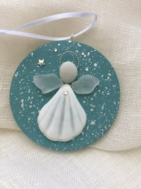 Arts And Craft Storage, Neli Quilling, Beach Glass Crafts, Art Coquillage, Seashell Ornaments, Beach Glass Art, Angel Crafts, Shell Ornaments, Sea Glass Crafts