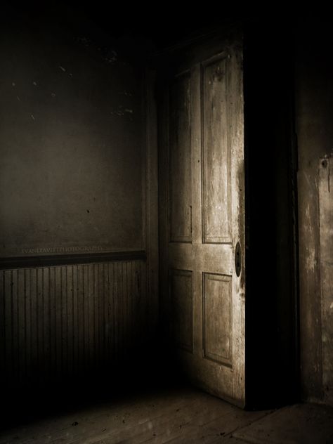 Old haunted door Giger Alien, Dark Doors, Dark Hallway, Secret Passageways, Old Room, Horror House, Old Door, Dark Photography, A Poem