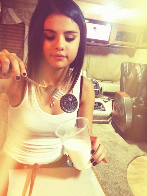 Selena Gomez 2014, Uk Icon, Tumblr Girly Aesthetic 2013, 2010s Aesthetic, 2013 Swag Era, Pink Tumblr Aesthetic, Girls Tumbler, King Kylie, Malibu Barbie