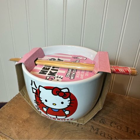 Hello Kitty Fans This Ramen Bowl Is Adorable And New In Box. Hello Kitty Ramen Bowl, Hello Kitty Ramen, Meh Cat, Pink Motorcycle, Y2k Hello Kitty, Girls Room Design, Lip Gloss Homemade, Hello Kitty Merchandise, Kawaii Cooking