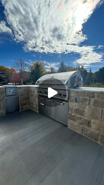 Kelly Griffiths on Instagram: "Save for later: we saved thousands by building our own DIY outdoor kitchen / built in BBQ. This modular kit allowed us to customize the sizes to fit our space. Comment SHOP for the link. 

First we designed a plan. We ordered the kit that fit our specific sizes. I found the grill and burner at a scratch and dent appliance store. We built the frame. We added dura rock to the outside of the frame then wrapped it in fire save waterproofing. We added the wire mesh before applying the mortar for the stone. 

Comment SHOP below to receive a DM with the link to shop this post on my LTK ⬇ https://liketk.it/4Vf4w #ltkfamily #ltkhome #ltkvideo

#bbq #diy #diyoutdoorkitchen #outdoorliving #outdoorkitchen #bbqlovers #outdoorlife #newbuild #designbuild #dreamhome #stone # Bbq Diy, Kitchen Built In, Modular Outdoor Kitchens, Outdoor Barbeque, Built In Bbq, Diy Outdoor Kitchen, Save For Later, Wire Mesh, The Grill