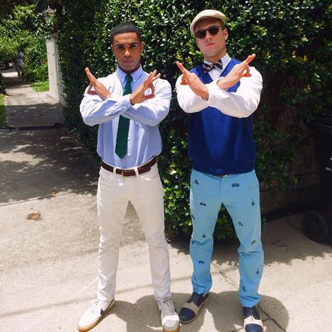 Earl Grey and Chad Radwell throwing up the Dickie Dollar gang sign #StraightOuttaHamptons Sean Wallace Gangs Of London, Chad Radwell, Scream Queens Costume, Scream Queens Quotes, Glen Powell Backwards Hat, Scream Queens Cast, Chad Dylan Cooper, Oliver Hudson, Glen Powell Cowboy Hat