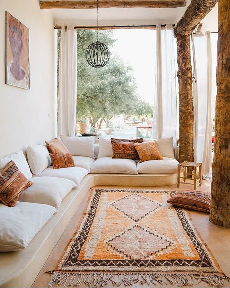 Moroccan Lounge, Rugs For Dining Room, Moroccan Living Room, Colorful Moroccan Rugs, Style Marocain, Rugs Australia, Living Room Size, Rugs Vintage, Vintage Persian Rug