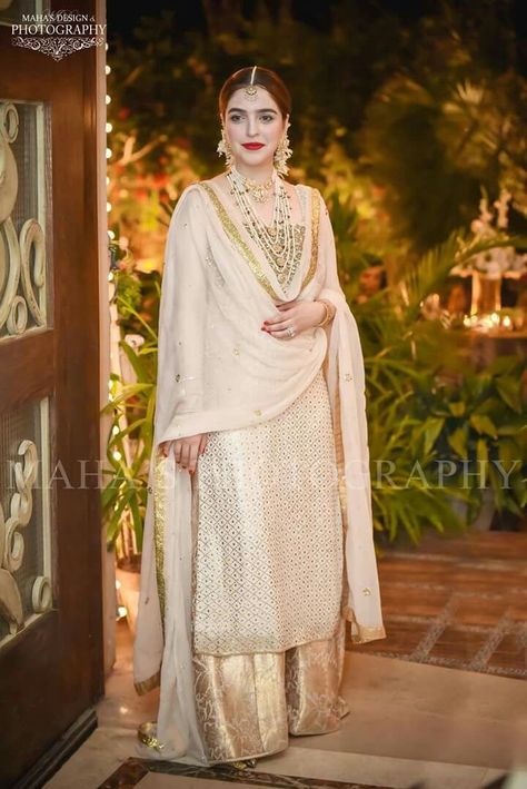 Shadi Dresses, Pakistani Wedding Outfits, Crochet Cable, Salwar Kamiz, Sweater Crochet, Pakistani Bridal Dresses, Pakistani Wedding Dresses, Square Crochet, Pakistani Dress Design