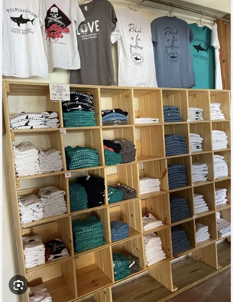 Store Shirt Display, Shirt Rack Display, Diy Store Display Retail Clothing Racks, Tshirt Bar Display, Sweatshirt Display Ideas, Diy Retail Display Ideas, Western Store Display Ideas, Tshirt Business Organization, Tshirt Vendor Booth Display Ideas