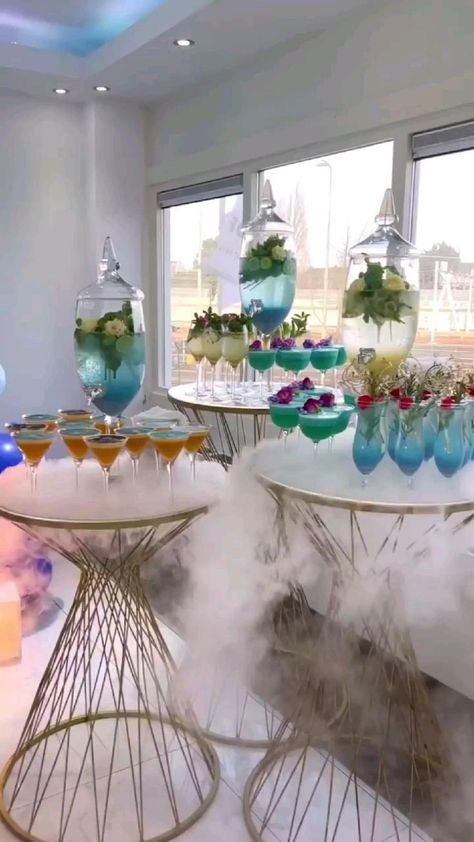 Cocktail Party Decor, Catering Food Displays, Drink Display, Beverage Station, Mama Africa, Party Food Buffet, Catering Ideas Food, Dry Ice, Food Displays